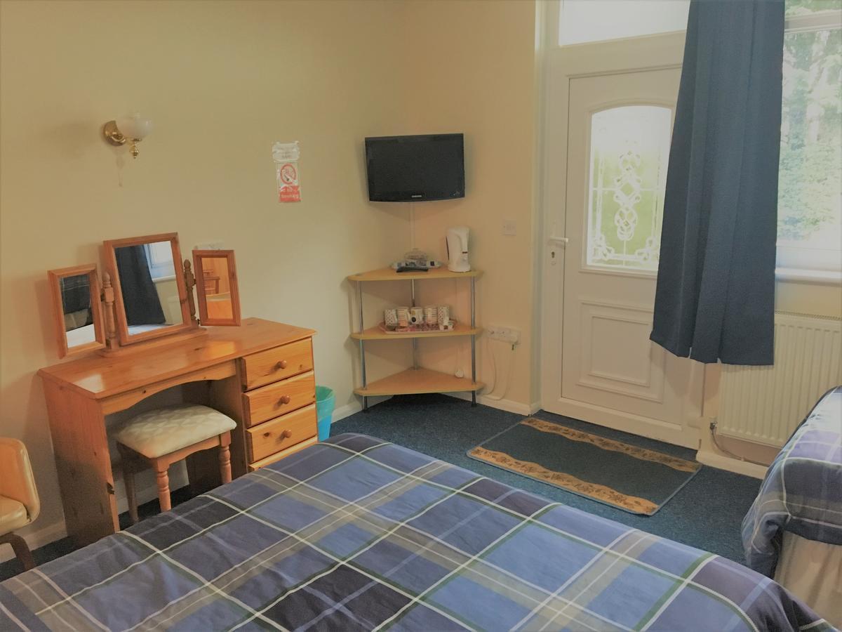 Nant-Y-Ffin Hotel Llandissilio Экстерьер фото